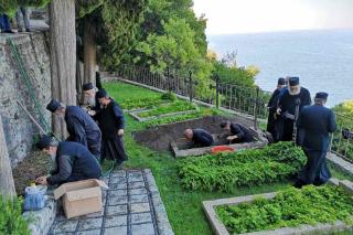 Osemintele Starețului Haralambie Dionisiatul au fost deshumate