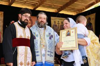 Slujbă arhierească la Parohia Sasova: „Domnul vrea să ascultăm cuvântul Lui cu bucurie”