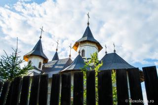 Liturghie arhierească la hramul Mănăstirii „Sfânta Teodora de la Sihla” – Codrii Pașcanilor