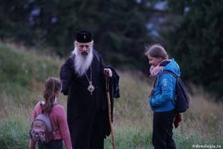 Hramul Mănăstirii Ceahlău: Sute de credincioși s-au rugat alături de IPS Părinte Teofan și PS Macarie la cota 1800