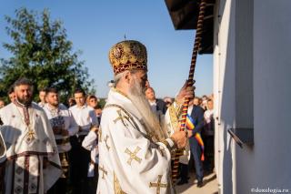 IPS Teofan și PS Veniamin au sfințit noua biserică din cimitirul Parohiei Dealu Mare