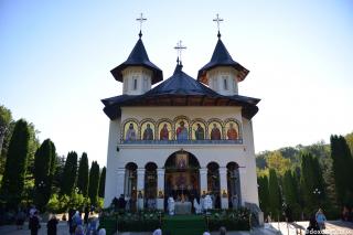 Trei ierarhi au slujit la hramul Mănăstirii Sihăstria. IPS Teofan: „Dorul de Dumnezeu a ajutat-o pe Sfânta Teodora să rabde frigul, singurătatea, ispitele demonice și foamea”