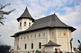 (Video) Biserica Parohiei Broscăuți a fost târnosită