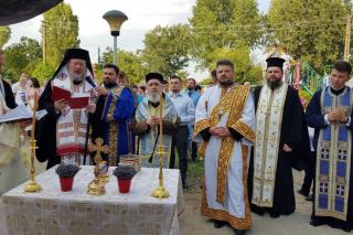 Sărbătoare în parohia Firiteaz. Centrul de tineret „Bucurie în Ortodoxie” a fost sfințit de ierarhii arădeni, IPS Timotei și PS Emilian Crișanul
