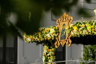 (Foto) Veșmânt de flori pentru baldachinul Sfintei Cuvioase Parascheva