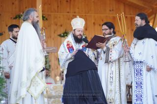 Liturghie arhierească și instalarea maicii starețe la Schitul „Maica Domnului Grabnic Ascultătoare” din Vicovu de Jos, cu prilejul hramului
