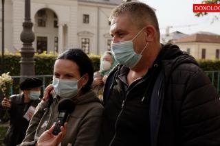 (Video) Cadou la 26 de ani de la căsătorie: pentru prima dată, în pelerinaj la ocrotitoarea familiei lor