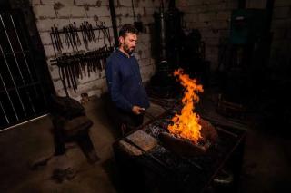 Un preot din județul Dâmbovița se numără printre cei mai buni artiști fierari din lume