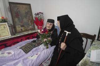 (Video) Moment aniversar la Văratec: Schimonahia Emanuela Rusu a împlinit 100 de ani