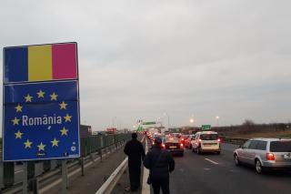 (Video) Ceai cald și pachete cu mâncare pentru românii care așteptau de ore întregi în Vama Nădlac II, oferite de Arhiepiscopia Aradului