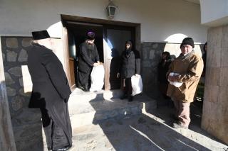 Alimente pentru nevoiași din partea Mănăstirii Hadâmbu