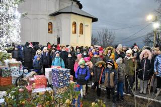 (Video) Peste 1600 de copii din Vaslui au primit cadouri din partea lui Moș Crăciun, la Episcopia Hușilor