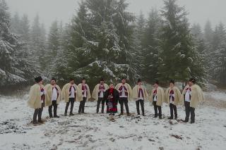 (Video) Iulia Ioana Vlad și Grupul „Theologos” – Coborât-o, coborât...