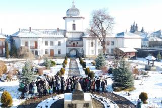 Enoriași din Hemeiuș, în pelerinaj la mănăstirile nemțene