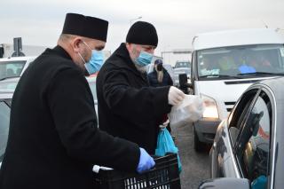 Ceai cald și pachete cu mâncare pentru românii care așteptau de ore întregi în Vama Nădlac II, oferite de Arhiepiscopia Aradului