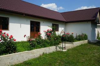 Parohia Săcărești oferă adăpost și hrană pentru 30 de refugiați din Ucraina. Preotul paroh mai are nevoie de saltele și pături pentru cazare