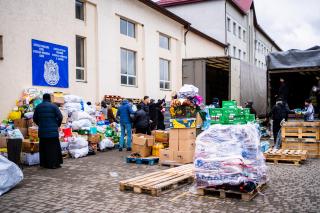 Arhiepiscopia Sucevei și Rădăuților continuă să vină în ajutorul cetățenilor ucraineni