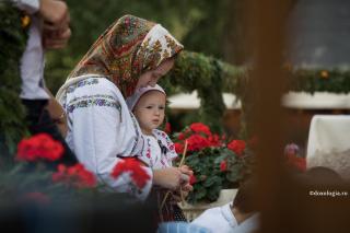 mamă și fiică îmbrăcate în costum popular