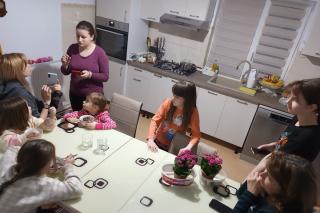 Mame refugiate cu copii, găzduite la Centrul de activități pentru copii „Sfânta Sofia” din Parohia Poiana-Brăești