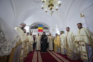 (Foto) Pocreaca, văzută altfel: Bucuria unei slujbe cu arhiereu într-una dintre cele mai sărace comunități din județul Iași