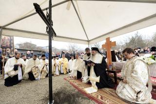 (Foto) Momente istorice pentru credincioșii ieșeni din cartierul Păcurari: A fost pusă piatra de temelie pentru o nouă biserică