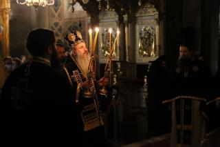 Părintele Mitropolit Teofan la Liturghia Darurilor: „Vremea postului, precum întreaga noastră viață, sunt o cruce pe care omul o duce”
