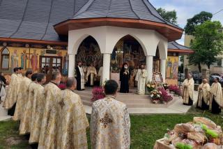Vecernie arhierească în Parohia „Sfinții Împărați Constantin și Elena” din Roman