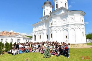 A II-a ediție a Proiectului „Luna pastorației copiilor și tinerilor” în Episcopia Hușilor. Întâlnirea tinerilor la Mănăstirea Fâstâci