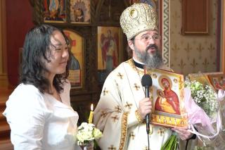 (Video) O chinezoaică a primit Botezul în biserica românească din Copenhaga. PS Macarie: „A fost îmbrăcată în Hristos”