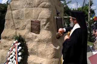 (Video) Preasfințitul Nichifor Botoșăneanul a resfințit Monumentul Eroilor din cartierul ieșean Bucium
