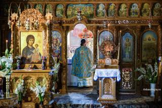 Biciuirea preoților în timpul Sfintei Liturghii