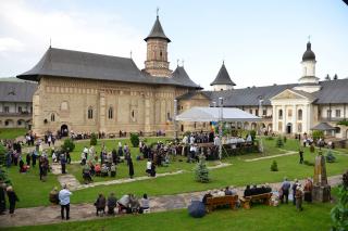 Cler și popor în rugăciune, de hramul Mănăstirii Neamț