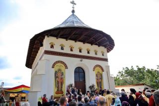 (Video) Biserica Parohiei Unguroaia a fost sfințită ieri de IPS Teofan