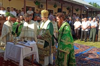 Sfințire de ansamblu parohial la Biserica „Sfânta Treime” Stornești