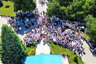 (Video) Episcopia Hușilor a întâmpinat peste 1500 de copii din medii defavorizate, la evenimentul „Bun venit copilărie”