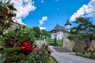 (Foto) Zile de vară la Mănăstirea Pângărați