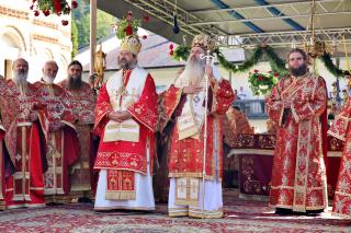 Tăierea Capului Sfântului Ioan Botezătorul: Doi ierarhi au fost prezenți la hramul Mănăstirii Secu
