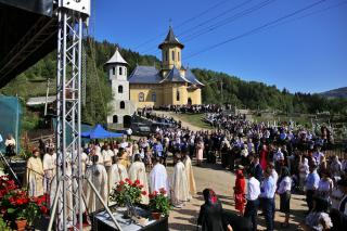 (Video) Biserica din Bucureni – Dămuc a fost târnosită de IPS Teofan