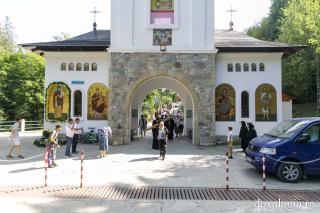 (Foto) Procesiune la peștera Sfintei Teodora de la Sihla