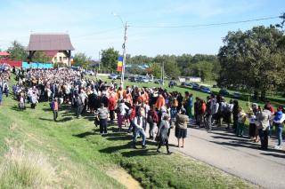 Mii de pelerini au parcurs „Drumul Crucii” la Mănăstirea Hadâmbu
