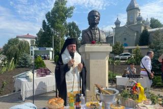 Bustul poetului Mihai Eminescu din Opaci, sfințit de PS Veniamin