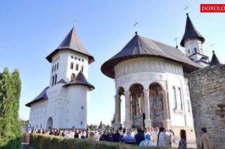 Mănăstirea Hadâmbu și-a cinstit hramul: Nașterea Maicii Domnului