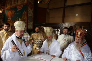 Patru ierarhi au târnosit biserica Parohiei Larga Nouă