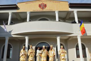 Cinci ierarhi au sfințit noul sediu administrativ al Protoieriei Moinești