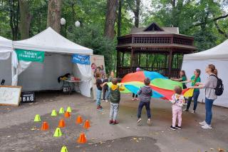 Copii și părinți fericiți la cea de-a doua ediție a Festivalului Familiei