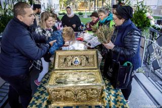 Pelerinii Sfintei Parascheva se bucură de darul lui Dumnezeu – sfintele moaște ale Cuvioasei