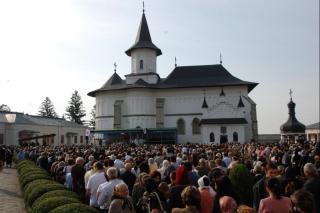 Catedrala Arhiepiscopală din Roman îşi serbează hramul