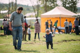 „Nu poți să-i ceri unui copil să meargă în același pas cu un om mare”