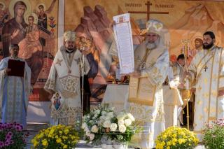 Trei ierarhi au sfinţit biserica Parohiei Lucăcești, Protopopiatul Moinești
