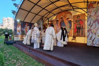 Sfânta Liturghie de duminică, săvârșită pe scena din curtea Catedralei Mitropolitane din Iași